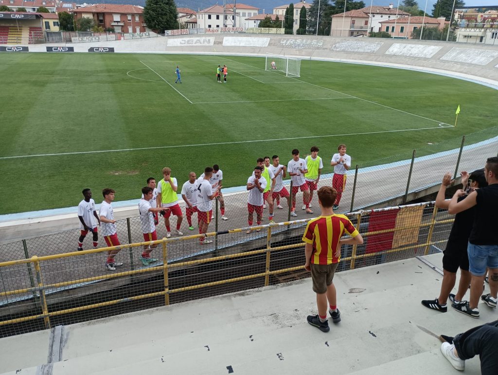 La squadra di casa saluta i tifosi e si scusa per la mancata vittoria