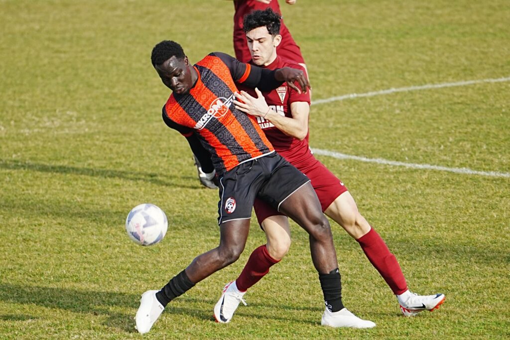 Serie di duelli in campo, la difesa ospite imbriglia i guizzi di Sy (foto Lucio Benedetti Vallenari)